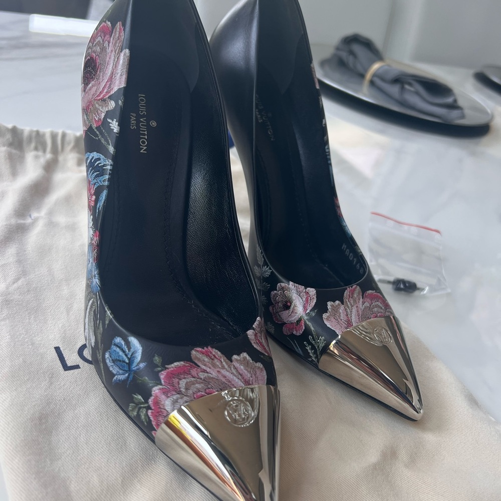 Authentic Louis Vuitton closed toed limited edition pump heels. Size EU 37.